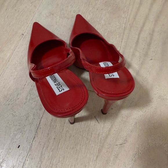 Steve Madden Reyes Red Heels - size 5 - Picture 5 of 10